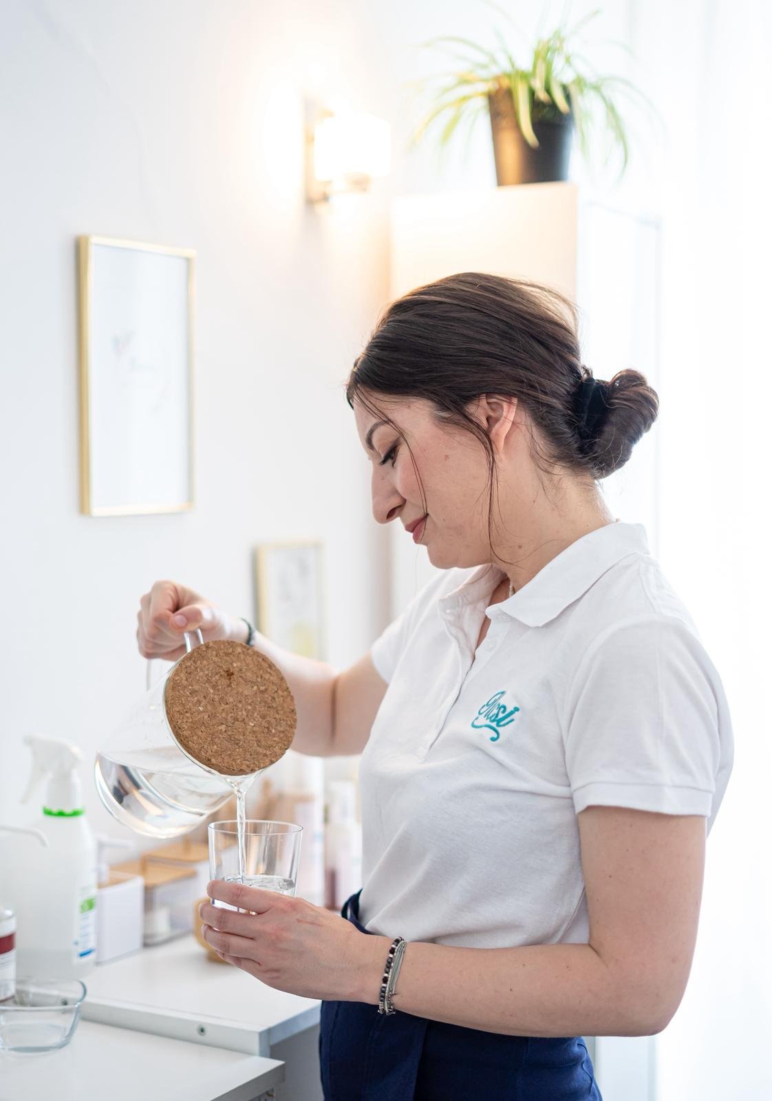 Flavia Danciu pregătind un ritual cosmetic