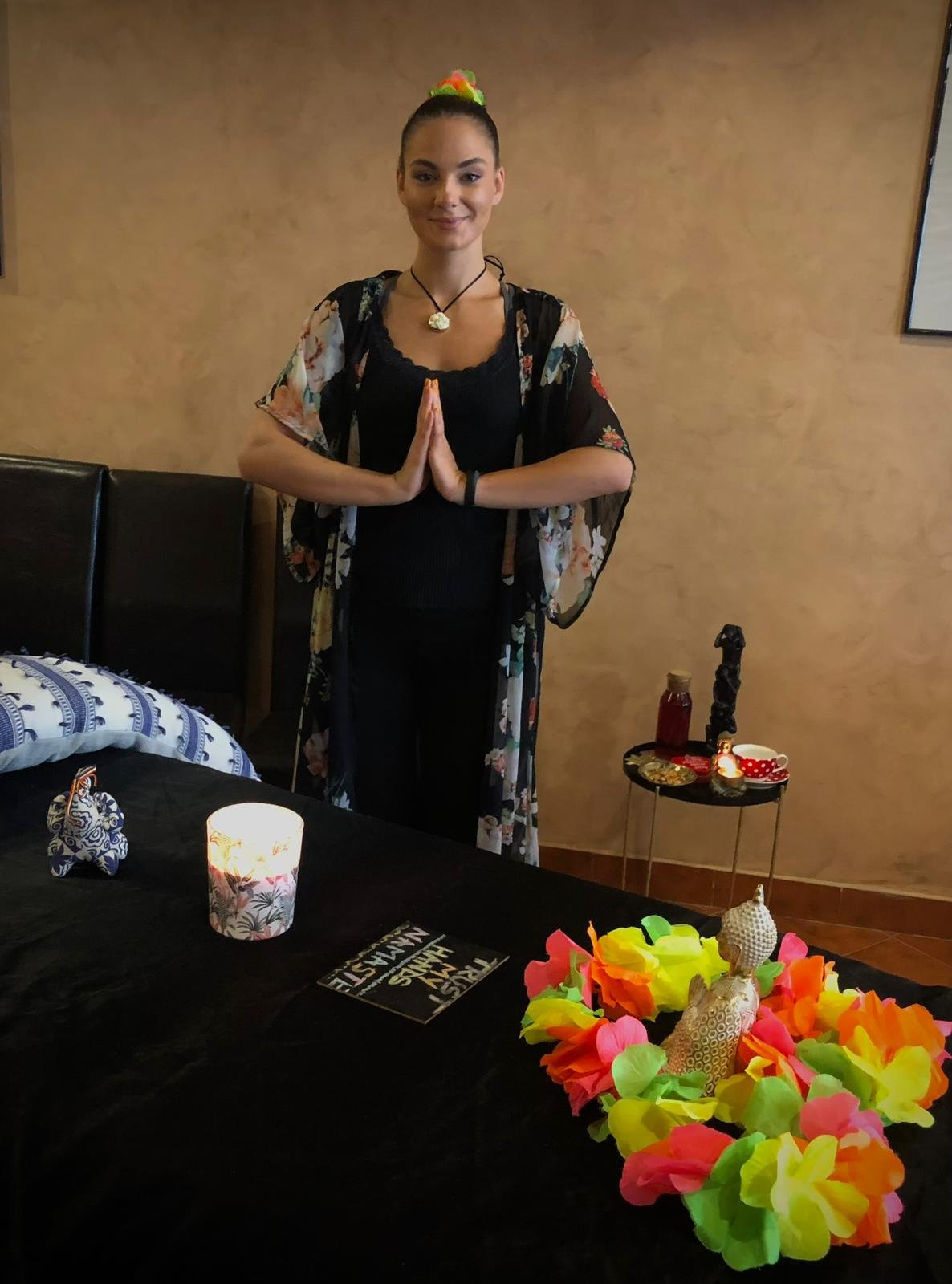Roberta Nagy într-un spațiu dedicat masajului